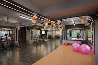 Inside the training floors of Elite Fitness Club, scene 17
